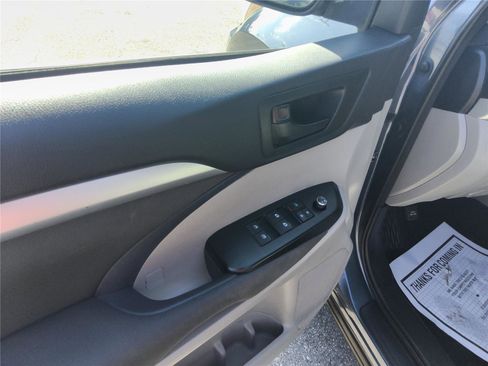 Used 2018 Toyota Highlander LE FWD image 15