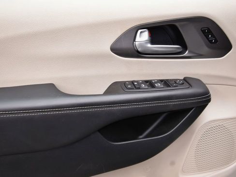 Used 2024 Chrysler Pacifica Touring-L image 23