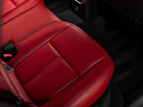 Certified 2025 Porsche Macan AWD/4WD image 37