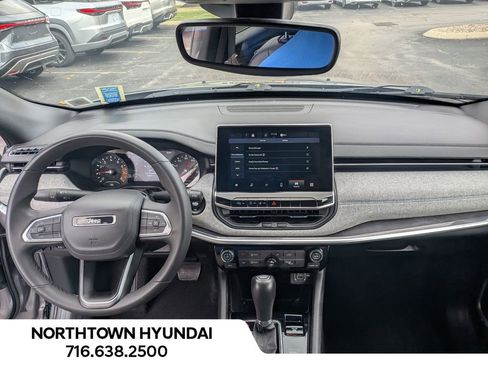 Used 2024 Jeep Compass Latitude image 11