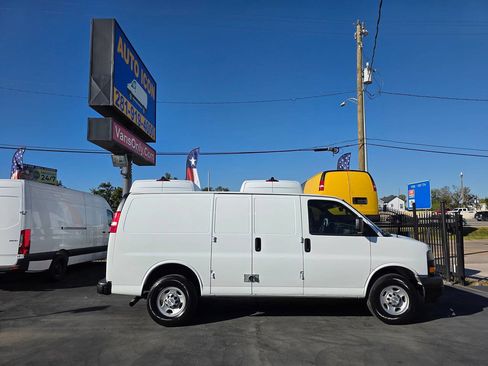 Used 2020 Chevrolet Express 2500 2500 3dr Cargo Van w/ Safety Package image 3