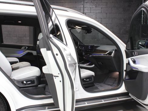 Used 2024 BMW X7 xDrive40i image 30