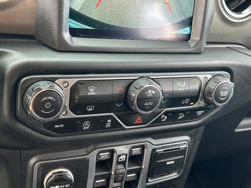 Certified 2018 Jeep Wrangler Unlimited Sahara AWD/4WD image 28