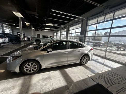 Used 2021 Toyota Corolla LE image 4