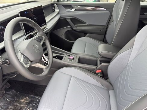 New 2026 Volkswagen Tiguan SE FWD image 11