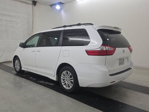 Used 2018 Toyota Sienna LE w/ Carpet Mat Package FWD image 4