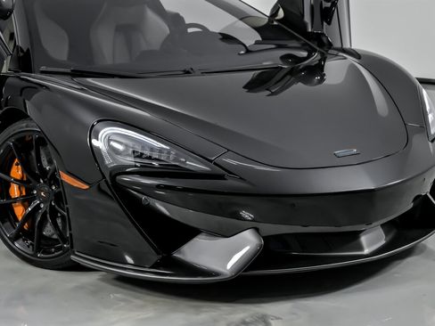 Used 2018 McLaren 570S Spider image 3