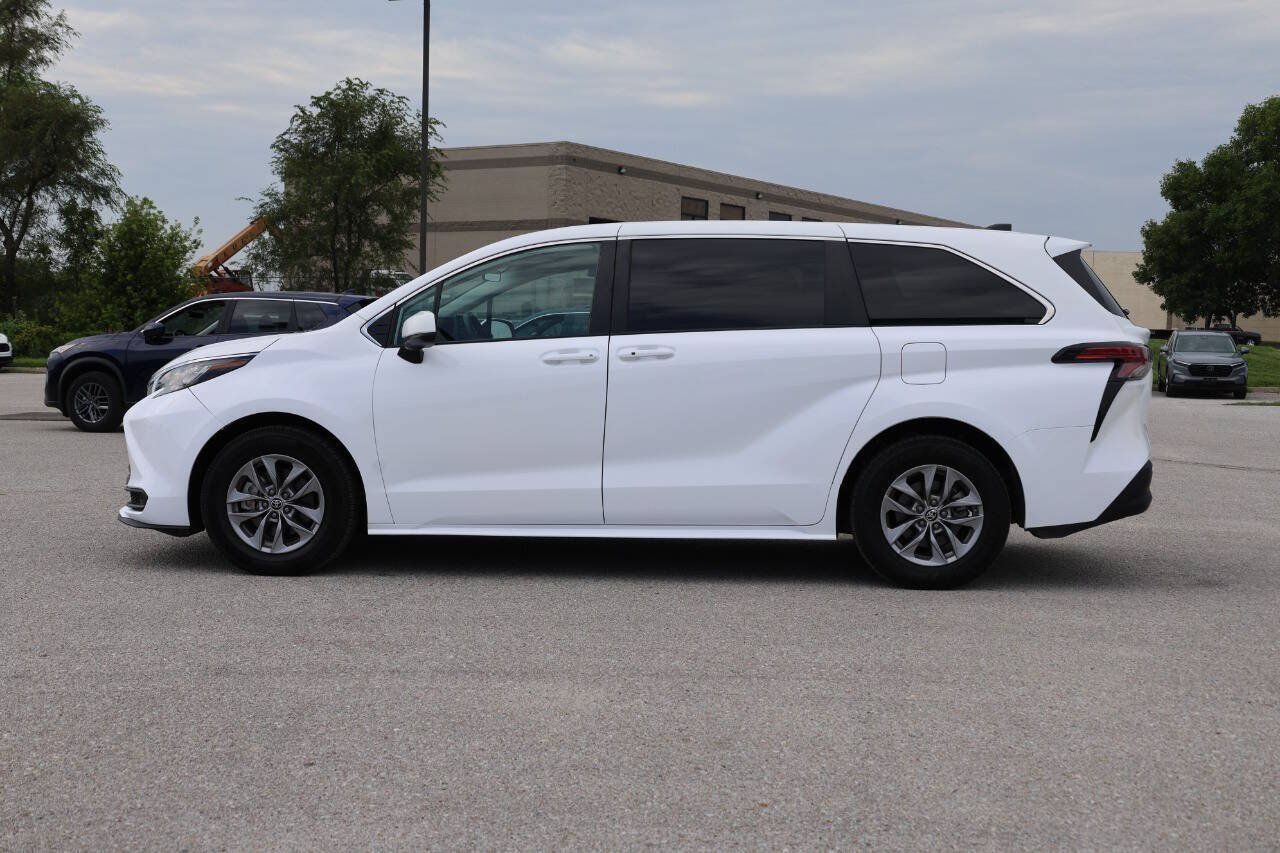 Used 2022 Toyota Sienna LE FWD image 8