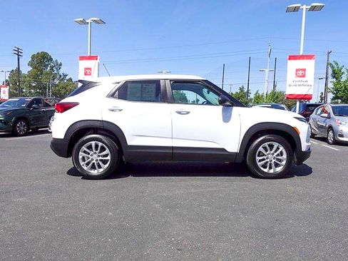 Used 2025 Chevrolet TrailBlazer LS w/ LS Convenience Package FWD image 2