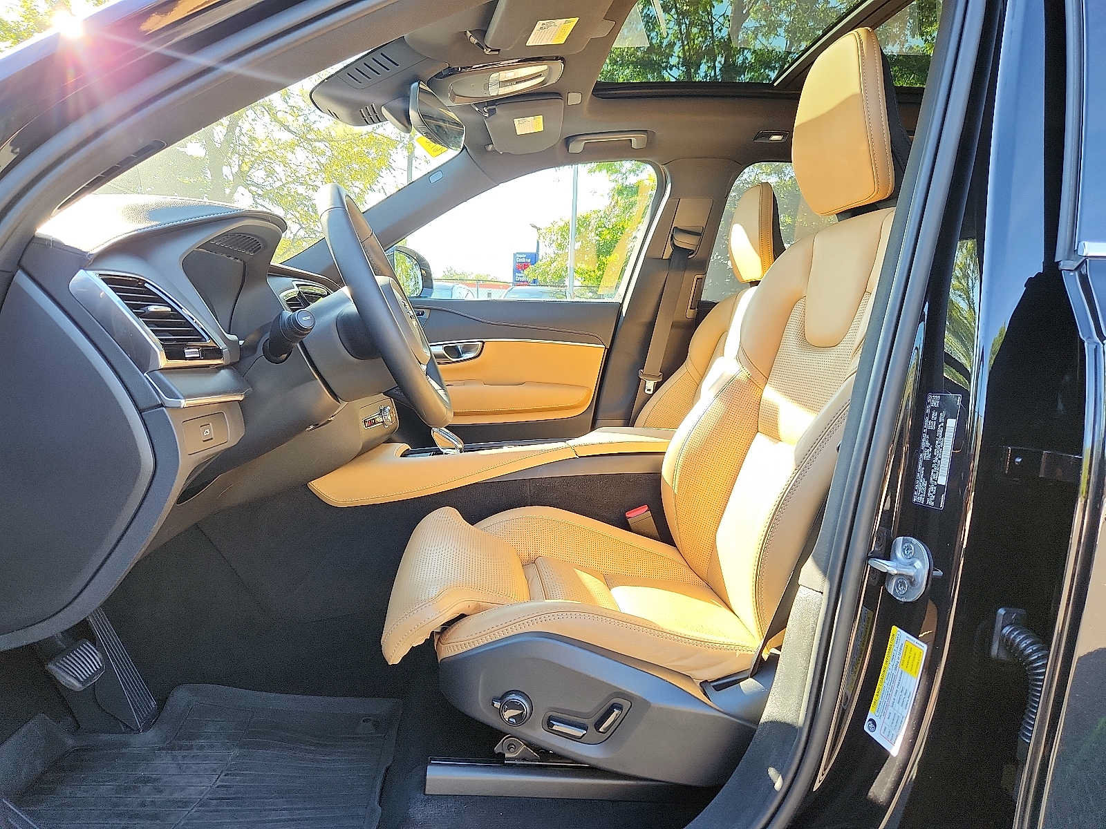 Certified 2024 Volvo XC90 B6 Ultimate w/ Protection Package AWD/4WD image 13
