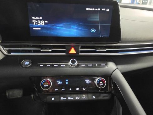 Used 2025 Hyundai Elantra Limited image 11