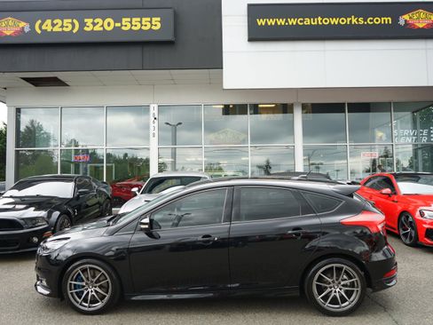 Used 2018 Ford Focus ST FWD image 2