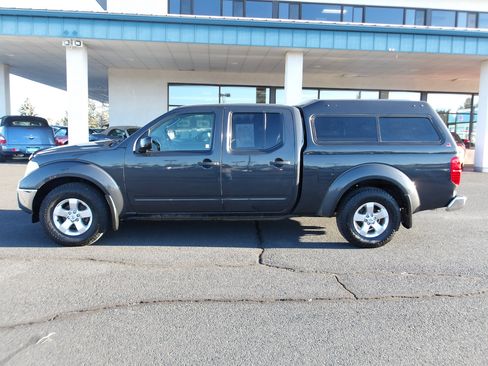 Used 2010 Nissan Frontier SE image 2