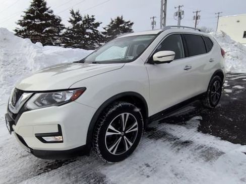 Used 2019 Nissan Rogue SV w/ Sun & Sound Touring Package image 5