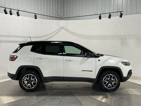 Used 2026 Jeep Compass Trailhawk AWD/4WD image 10