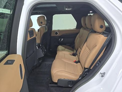 Used 2023 Land Rover Discovery Metropolitan Edition AWD/4WD image 4