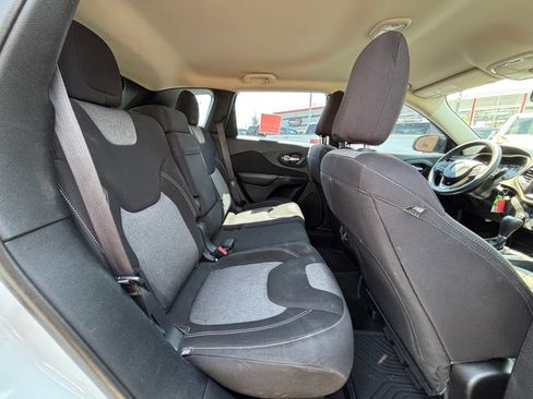 Used 2014 Jeep Cherokee Sport FWD image 21