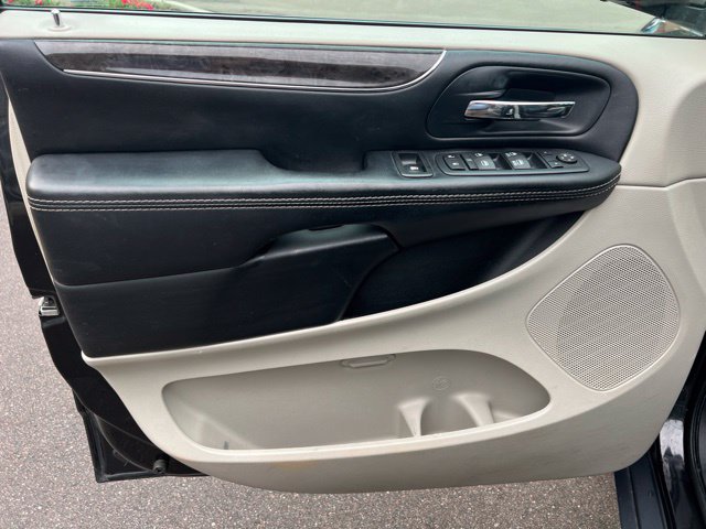 Used 2016 Chrysler Town & Country Touring-L w/ Driver Convenience Group FWD image 21