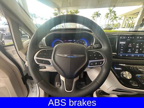 Used 2024 Chrysler Pacifica Touring-L image 15