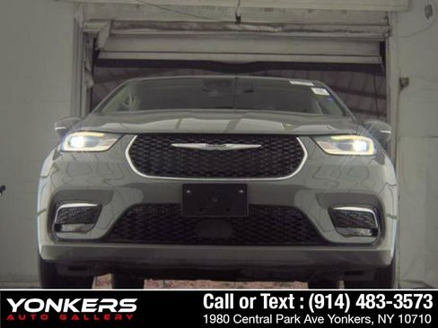 Used 2023 Chrysler Pacifica Touring-L FWD image 3