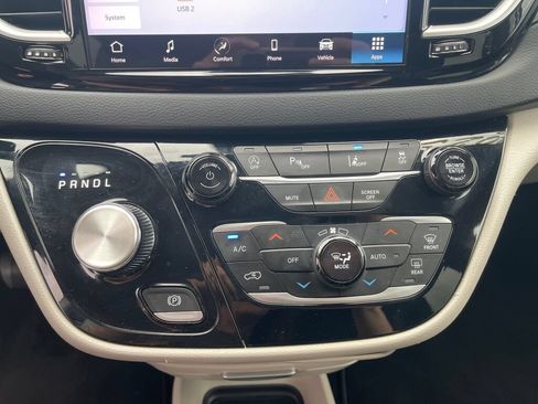 Used 2023 Chrysler Pacifica Touring-L FWD image 14