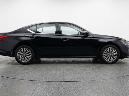 Used 2025 Nissan Altima 2.5 SV image 11