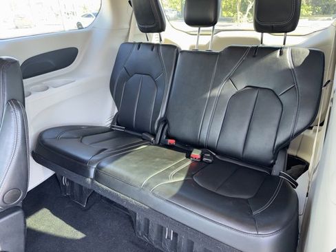 Used 2024 Chrysler Pacifica Touring-L image 7
