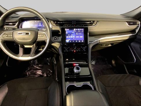 Used 2022 Jeep Grand Cherokee Altitude AWD/4WD image 16