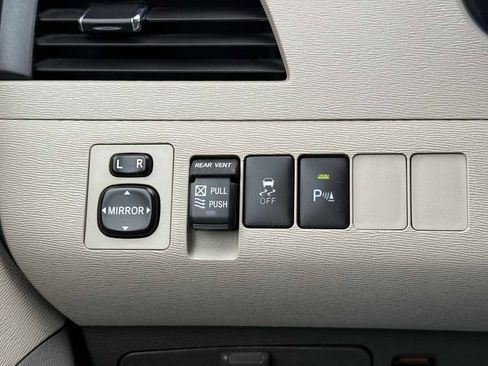 Used 2013 Toyota Sienna XLE image 24