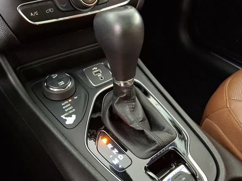 Used 2019 Jeep Cherokee Overland w/ Technology Group AWD/4WD image 17