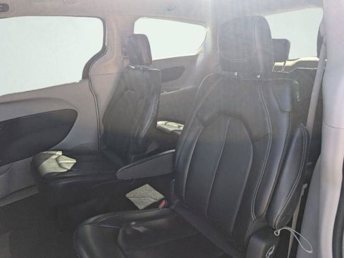 Used 2023 Chrysler Pacifica Touring-L FWD image 36
