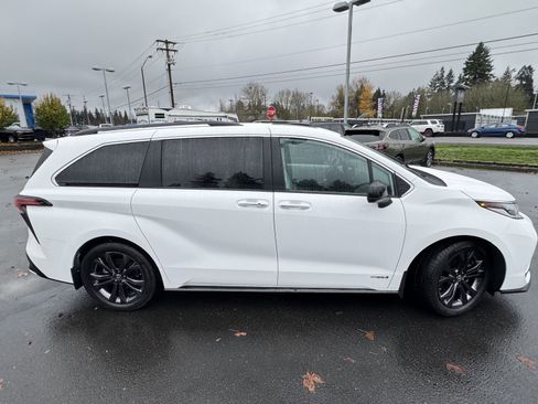 Used 2021 Toyota Sienna XSE image 5