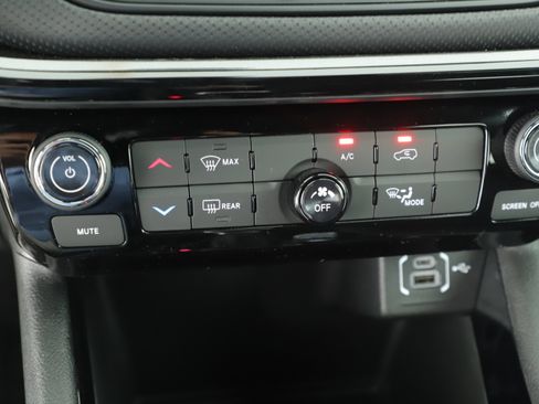 New 2026 Jeep Compass Latitude image 11