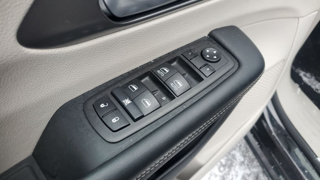 Used 2024 Chrysler Pacifica Touring-L FWD image 6