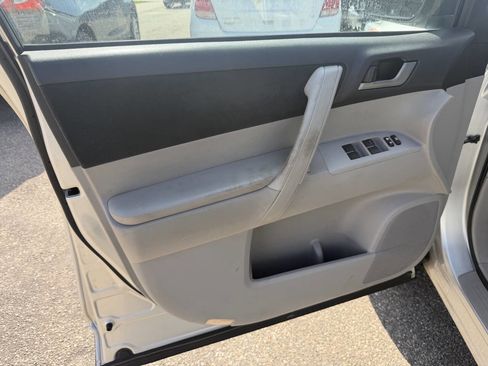 Used 2013 Toyota Highlander Plus AWD/4WD image 16