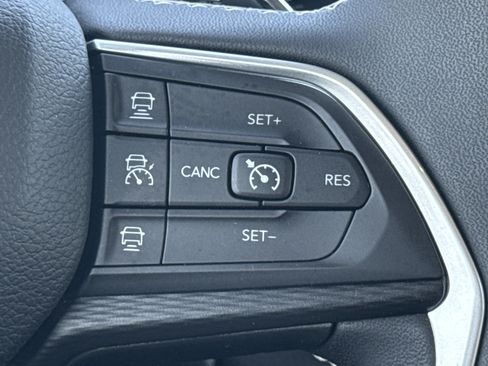 Used 2023 Jeep Grand Cherokee Laredo X AWD/4WD image 19