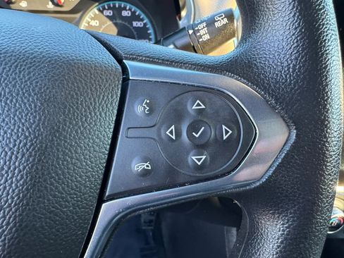 Used 2022 Chevrolet Traverse LS FWD image 17