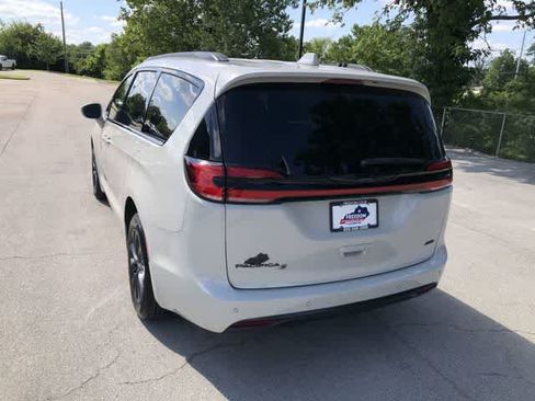 Used 2021 Chrysler Pacifica Touring-L w/ S Appearance Package AWD/4WD image 5