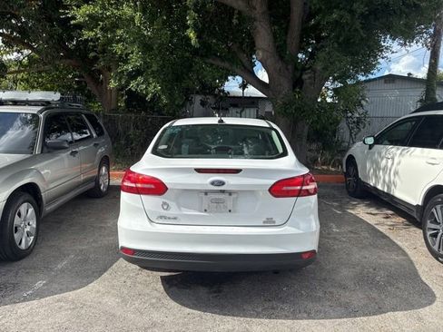Used 2018 Ford Focus SE w/ SE Appearance Package FWD image 6