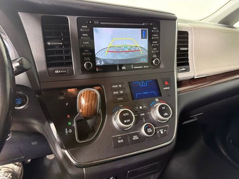 Used 2019 Toyota Sienna Limited FWD image 16