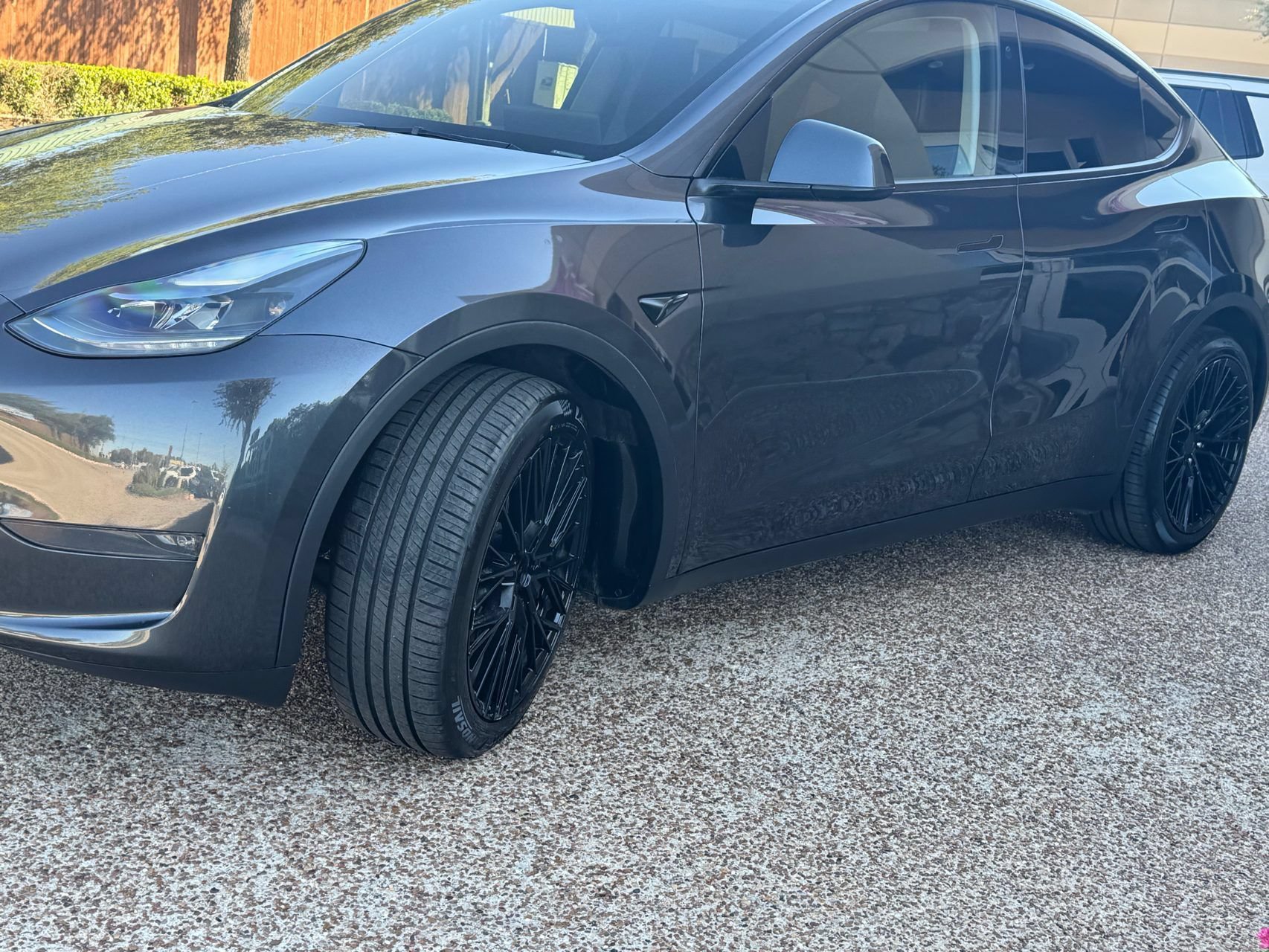 Used 2024 Tesla Model Y Long Range AWD/4WD image 3