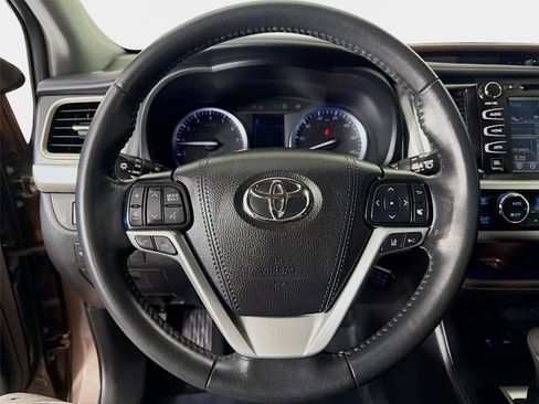 Used 2019 Toyota Highlander Limited Platinum FWD image 12