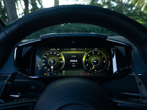 Used 2025 Aston Martin V8 Vantage Coupe image 13