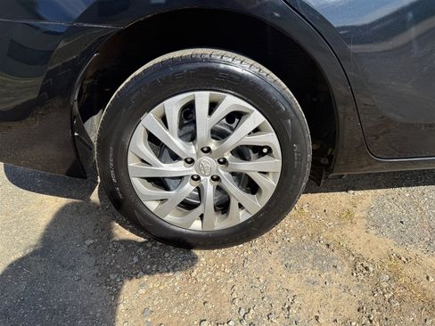 Used 2018 Toyota Corolla LE FWD image 35