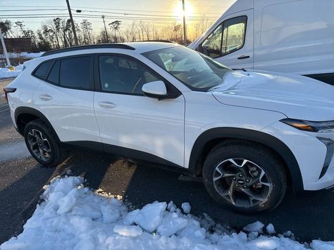 Used 2024 Chevrolet Trax LT image 2