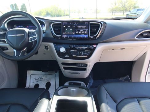 Used 2024 Chrysler Pacifica Touring-L FWD image 42