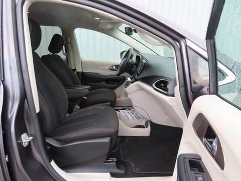 Used 2023 Chrysler Voyager LX FWD image 21