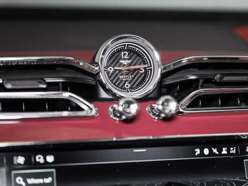 Used 2025 Bentley Bentayga image 38