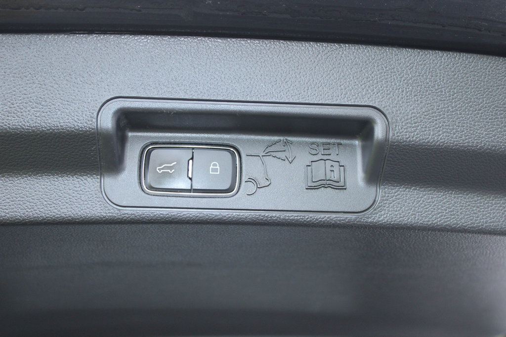 Used 2022 Ford Explorer XLT w/ Equipment Group 202A AWD/4WD image 14