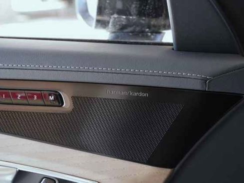 Used 2025 Volvo XC90 T8 Plus w/ Protection Package Premier AWD/4WD image 8